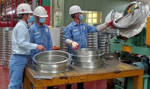 Gần 170 công nhân tại Công ty POSCO VST đã nhận được tiền hỗ trợ thuê trọ của huyện Nhơn Trạch. Ảnh: Xuân Mai