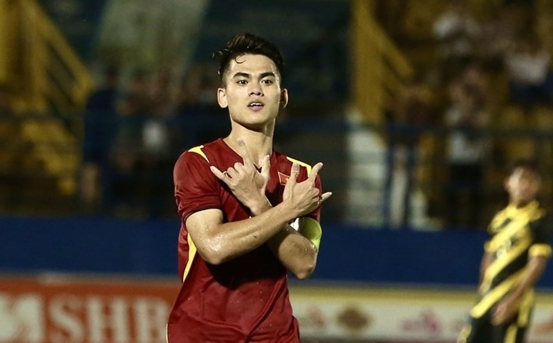 Đội trưởng U19 Việt Nam được đôn lên đá V.League