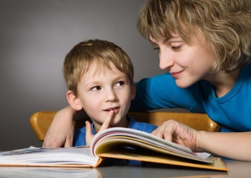 Tác dụng của việc đọc sách đối với sự phát triển trí tuệ và tư duy của trẻ là gì?