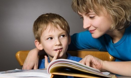 Đọc sách cho trẻ nghe mỗi ngày. Ảnh: VnExpress