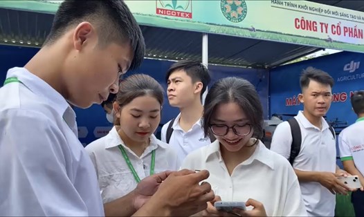 Sinh viên hào hứng tham dự Ngày hội việc làm tại Học viện Nông nghiệp Việt Nam. Ảnh: QT