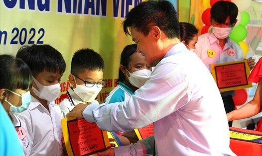 Chủ tịch Công đoàn cơ sở Công ty TNHH Changshin Việt Nam Đặng Tuấn Tú trao phần thưởng cho con công nhân học giỏi. Ảnh: Hà Anh Chiến