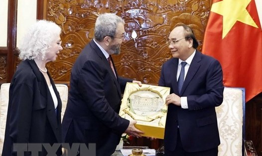 Chủ tịch nước Nguyễn Xuân Phúc trao quà lưu niệm tặng nguyên Thủ tướng Israel Ehud Barak. Ảnh: TTXVN