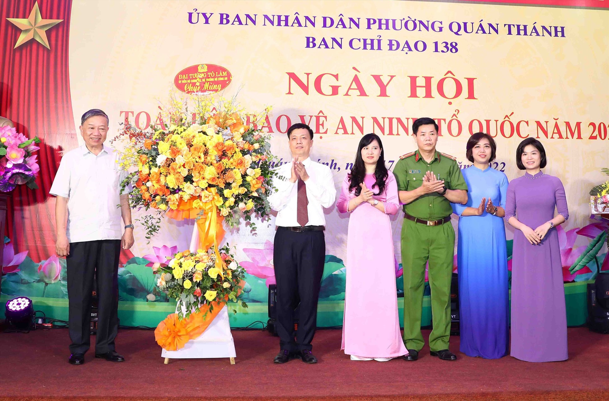 Bộ trưởng Công an dự Ngày Hội toàn dân bảo vệ an ninh tổ quốc tại phường Quán Thánh