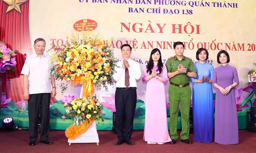 Bộ trưởng Tô Lâm tham dự Ngày hội toàn dân bảo vệ ANTQ của phường Quán Thánh, Hà Nội. Ảnh: N.T