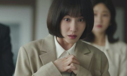 Park Eun Bin trong một cảnh phim “Extraordinary Attorney Woo”. Ảnh: ENA.