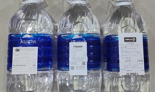 Giá bán cùng một mặt hàng nước uống tinh khiết tại các hệ thống siêu thị tiện lợi. Ảnh: Thế Lâm.