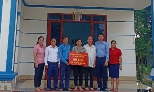 Liên đoàn Lao động huyện Quang Bình đã tổ chức trao hỗ trợ làm nhà ở Mái ấm Công đoàn cho đoàn viên.
