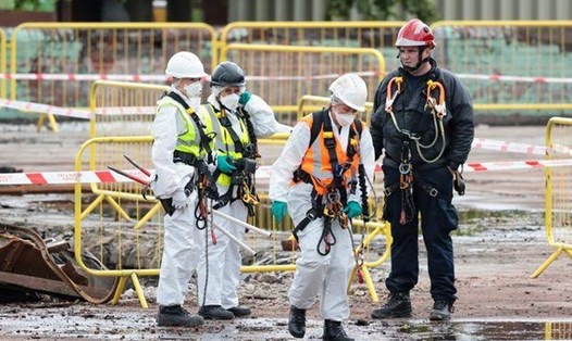 Các điều tra viên đang tiến hành điều tra vụ hỏa hoạn. Ảnh: manchestereveningnews.co.uk