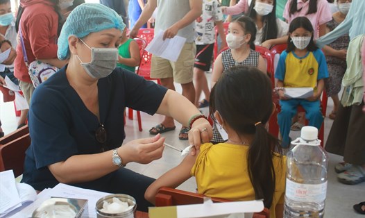 Phụ huynh Đà Nẵng đưa con đi tiêm vaccine COVID-19. Ảnh: TT
