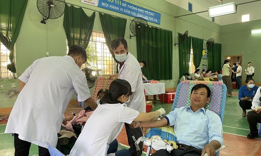 Đoàn viên, CNVCLĐ và người dân TP Phú Quốc tham gia hiến máu tình nguyện. Ảnh: Hoàng Dung