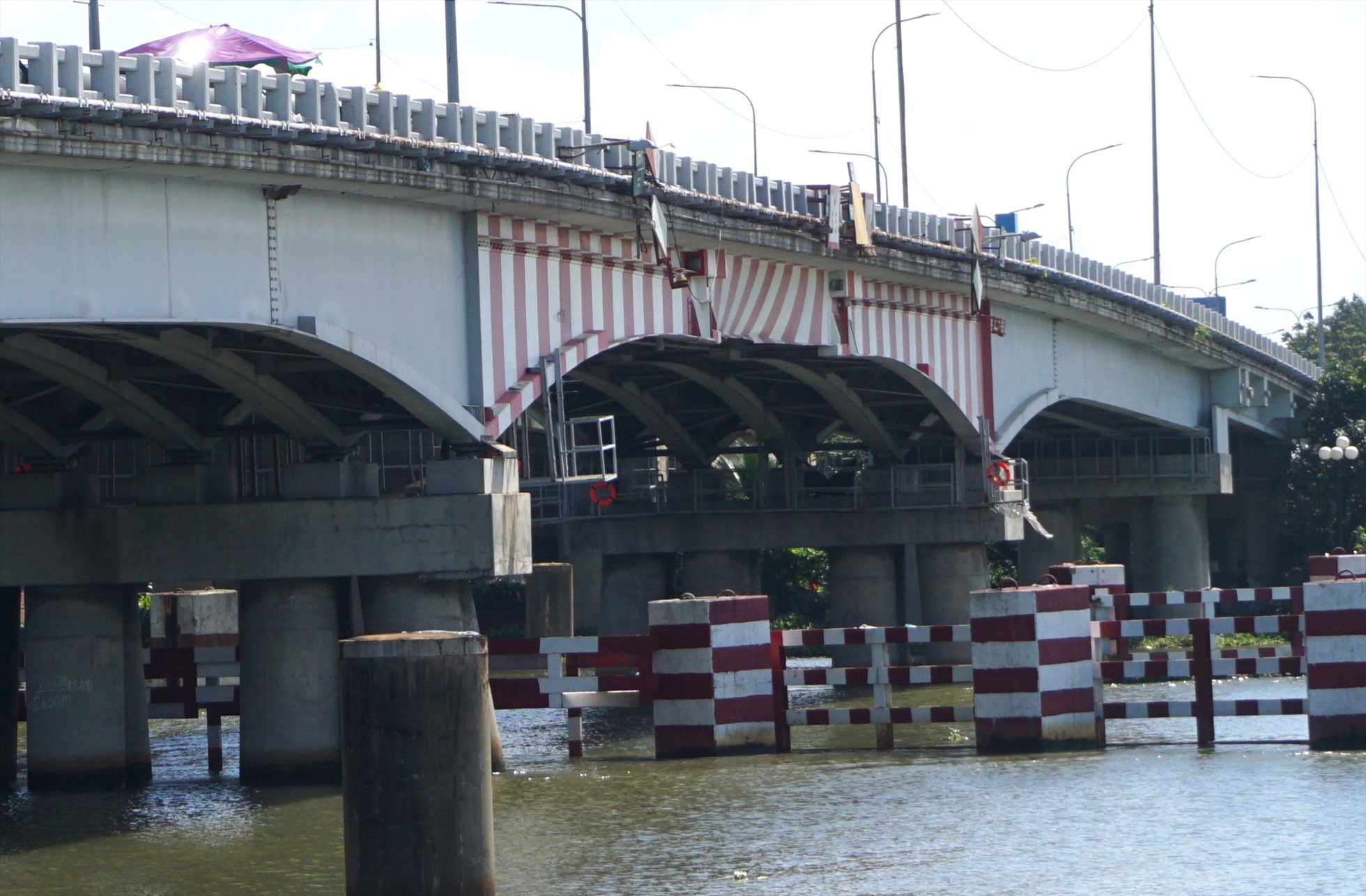 Nhịp chính cầu Bình Phước 1 hư hỏng do bị tàu thủy va chạm.  Ảnh: Minh Quân