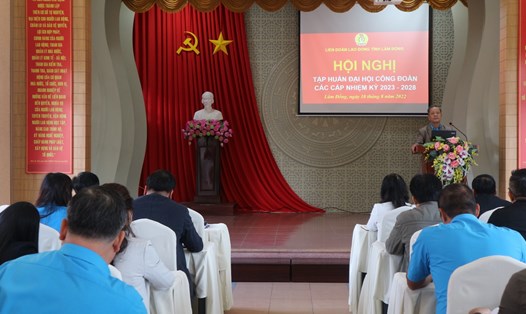 Ông Hoàng Liên - Chủ tịch LĐLĐ tỉnh Lâm Đồng trao đổi, trả lời ý kiến thảo luận của các bộ công đoàn tham gia tập huấn. Ảnh DQ