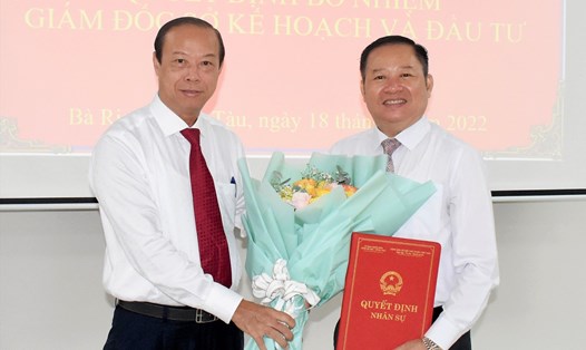 Ông Nguyễn Văn Thọ (trái) trao quyết định bổ nhiệm và chúc mừng tân Giám đốc Sở Kế hoạch Đầu tư Lê Ngọc Linh. Ảnh: M.T