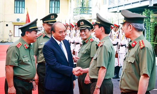 Chủ tịch nước Nguyễn Xuân Phúc với lãnh đạo Cục An ninh Kinh tế. Ảnh: Thống Nhất