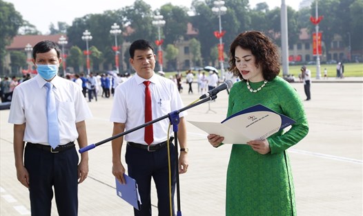 Bà Nguyễn Kim Thanh, Phó Chủ tịch Công đoàn Điện lực Việt Nam đã thành kính báo cáo với Bác về những thành tích của đội ngũ CBCNV trong Tập đoàn EVN và của các cháu học sinh giỏi là con CBCNV. Ảnh: Đắc Cường