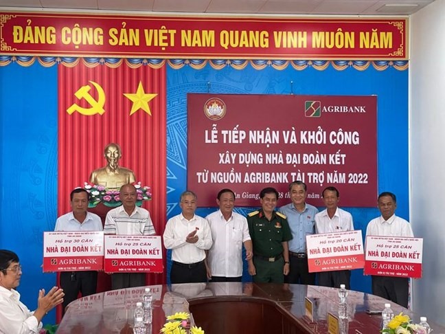 Lễ tiếp nhận và khởi công xây dựng nhà đại đoàn kết. Ảnh: Minh An