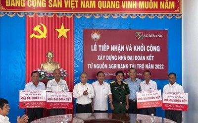 Lễ tiếp nhận và khởi công xây dựng nhà đại đoàn kết. Ảnh: Minh An