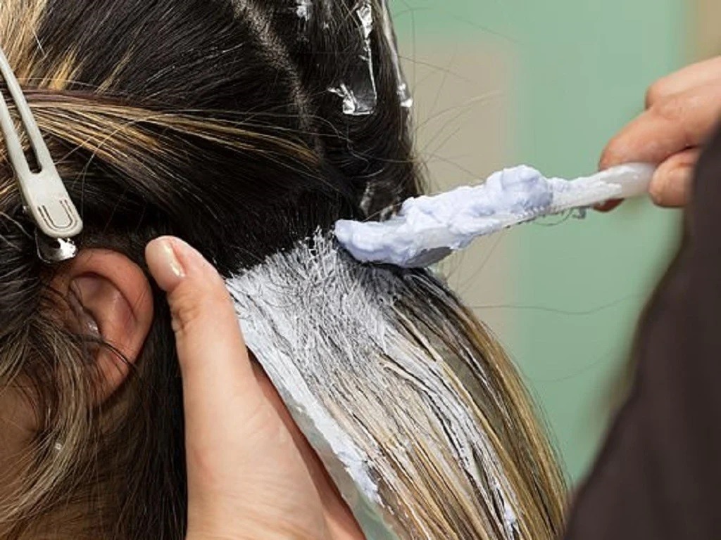 Thuốc nhuộm tóc là sản phẩm được sử dụng phổ biến trong làm đẹp, nhưng cũng có rủi ro đáng kể cho sức khỏe. Xem hình ảnh liên quan để hiểu rõ hơn về nguy cơ của thuốc nhuộm tóc và tìm hiểu cách bảo vệ sức khỏe của chính mình.
