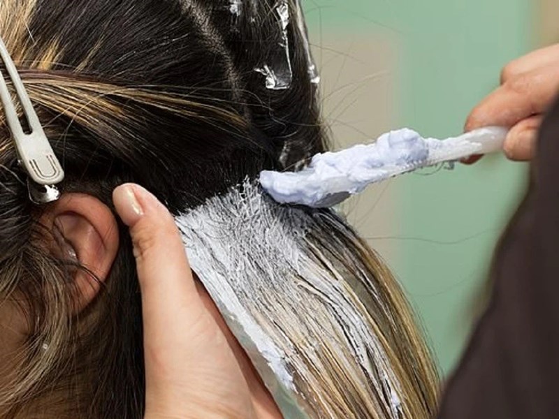 Tóc đẹp là niềm ao ước của nhiều người, nhưng bạn có biết rằng sử dụng thuốc nhuộm tóc không đúng cách có thể gây ra nhiều nguy hiểm cho sức khỏe? Tại sao không tham khảo hình ảnh về nguy cơ của thuốc nhuộm để có thể bảo vệ lấy sức khỏe cho cả bạn và người thân của mình.