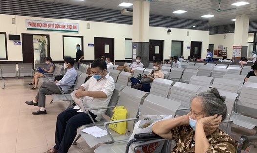 Người dân khám bệnh tại Bệnh viện Bạch Mai. Ảnh: Thiều Trang