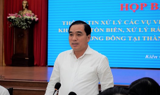 Ông Huỳnh Quang Hưng, Chủ tịch UBND TP Phú Quốc chia sẻ thông tin về vấn đề xử lý các vi phạm tại Phú Quốc cho báo chí. Ảnh: N.A