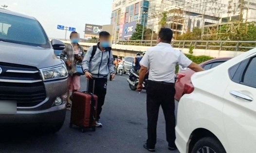 Taxi "dù" hoạt động nhộn nhịp bên ngoài sân bay Tân Sơn Nhất. Ảnh: Huân Cao