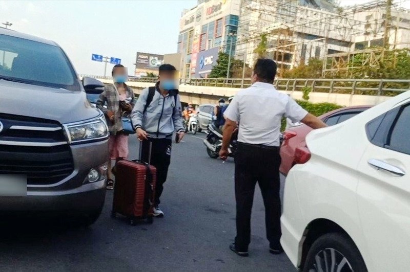 Mạnh tay dẹp nạn taxi chèo kéo, làm giá ở sân bay Tân Sơn Nhất