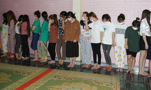 Các đối tượng gái mại dâm bị bắt tại nơi ở của Đặng Văn Quang. Ảnh: CACC.