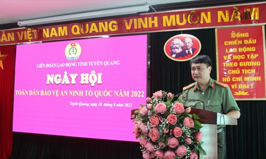 Thượng tá Nguyễn Xuân Thưởng - Phó trưởng Phòng An ninh chính trị nội bộ Công an tỉnh phát biểu tại Ngày hội. Ảnh: CĐTQ