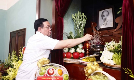 Chủ tịch Quốc hội Vương Đình Huệ dâng hương tưởng nhớ Chủ tịch Hồ Chí Minh tại Nhà 67. Ảnh: Doãn Tấn