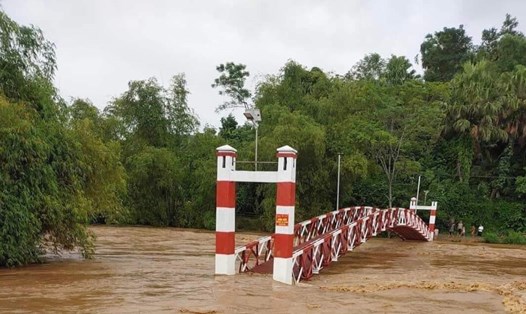 Một cây cầu tại xã Xuân Đài, huyện Tân Sơn ngập chìm trong dòng nước do mưa lũ ngày 21.8 vừa qua.