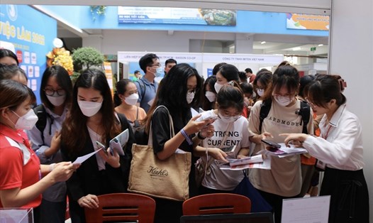 Người lao động, sinh viên mới ra trường tham dự Ngày hội việc làm 2022 tại TPHCM, ngày 14.8. Ảnh: Thủy Tiên