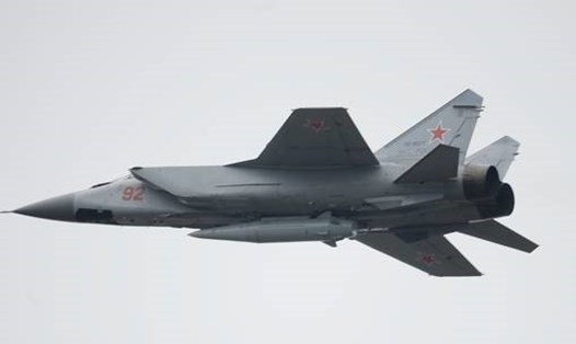 Máy bay đánh chặn siêu thanh Mikoyan MiG-31BM mang tên lửa siêu thanh Kh-47M2 Kinzhal. Ảnh: Andrey Stanavov