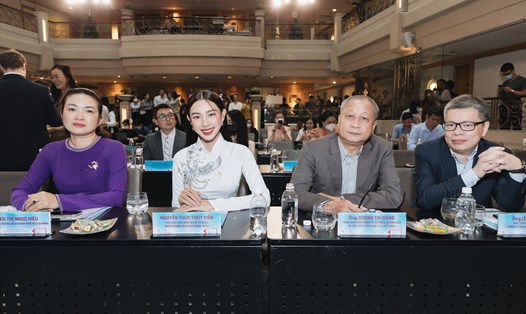 Thùy Tiên cùng BTC " Hội chợ du lịch Quốc tế TPHCM". Ảnh: BTC