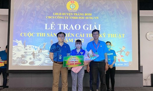 Ban chấp hành CĐCS Công ty TNHH Pousung Việt Nam trao giải đặc biệt cho sáng kiến cải tiến kỹ thuật. Ảnh: CĐ Pousung