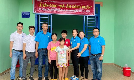 Ban chấp hành CĐCS Công ty TNHH PouSung Việt Nam bàn giao Mái ấm công đoàn cho gia đình công nhân Trần Thị Chi. Ảnh: CĐ Pousung