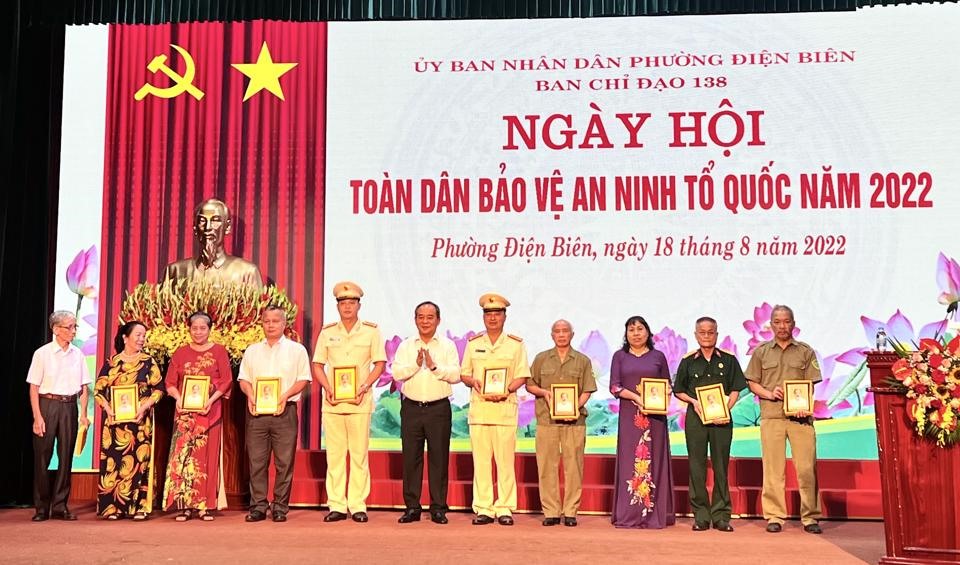 Các cá nhân trên địa bàn phường Điện Biên nhận quà của Chủ tịch nước vì đã có nhiều đóng góp vào phong trào toàn dân bảo vệ an ninh Tổ quốc. Ảnh: Thủy Tiên