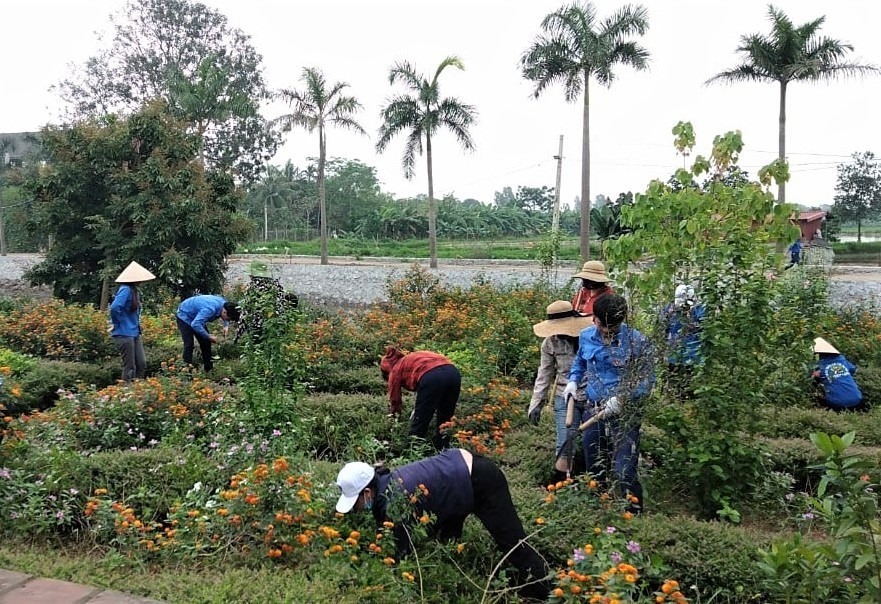 Công đoàn huyện Ứng Hòa cũng chú trọng hưởng ứng các phong trào thi đua cao điểm vệ sinh môi trường thúc đẩy phong trào “Xanh - Sạch - Đẹp, đảm bảo an toàn vệ sinh lao động”. Ảnh: Phạm Đông