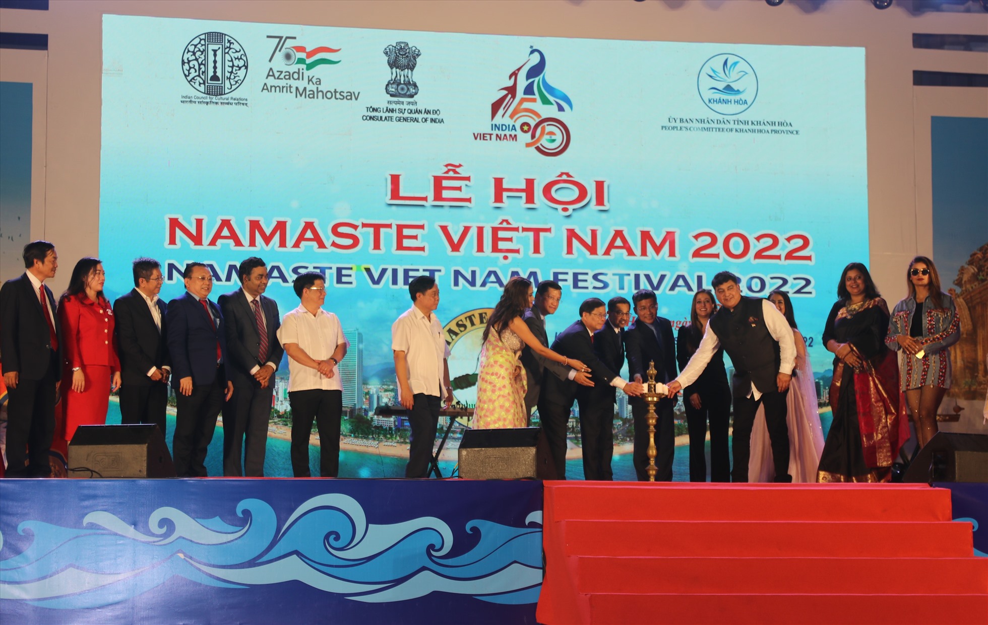 Lễ hội Namaste Việt Nam 2022 tại Khánh Hòa mở đầu với nghi thức thắp đèn truyền thống của Ấn Độ. Ảnh: P.Linh
