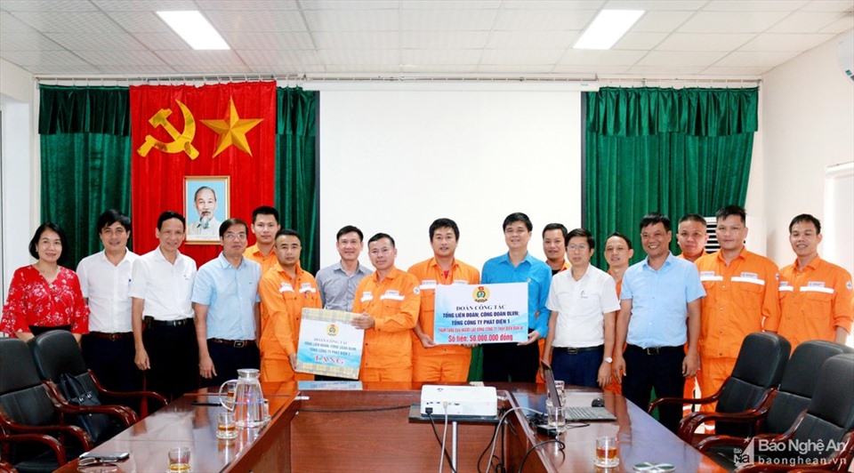 Phó Chủ tịch Tổng LĐLĐVN Ngọ Duy Hiểu tặng quà công nhân Công ty Thủy điện Bản Vẽ. Ảnh: BNA