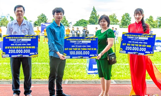 Ông Nguyễn Cao Cường (áo xám), Trưởng ban tổ chức giải bóng đá phong trào Luxcom Cup 2022 trao tặng số tiền 600 triệu đồng cho các Quỹ từ thiện. Ảnh: L.Q