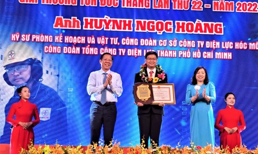 Phó Chủ tịch Tổng LĐLĐ Việt Nam Thái Thu Xương (thứ hai từ phải qua) và Chủ tịch UBND TPHCM Phan Văn Mãi (thứ hai từ trái qua) trao Giải thưởng cho Kỹ sư Huỳnh Ngọc Hoàng, Tổng Công ty Điện lực TPHCM. Ảnh: Nam Dương