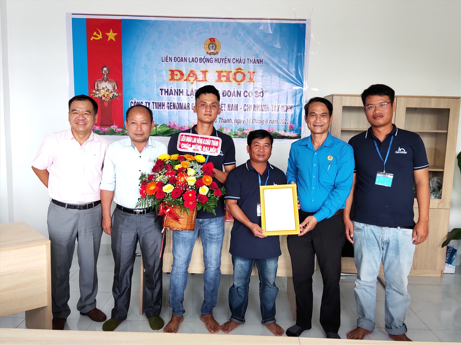 Các đại biểu tham dự trao Quyết định và tặng hoa chúc mừng Ban Chấp hành CĐCS công ty ra mắt Đại hội. Ảnh: Q.T