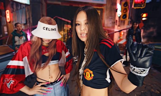 Jennie mặc áo Man United trong MV mới Pink Venom. Ảnh: CMH.