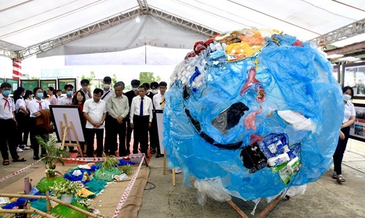 Mô hình rác thải nhựa trên toàn cầu “Triển lãm ảnh, tư liệu tuyên truyền phòng, chống rác thải nhựa”.