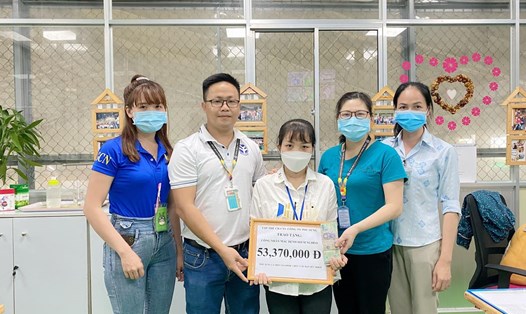Đại diện Công đoàn cơ sở Công ty TNHH Pousung Việt Nam trao tiền quyên góp cho công nhân mắc bệnh hiểm nghèo. Ảnh: CĐ Pousung