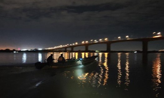 Cảnh sát đường thuỷ truy đuổi cát tặc trong đêm trên sông Đồng Nai. Ảnh: CA ĐN