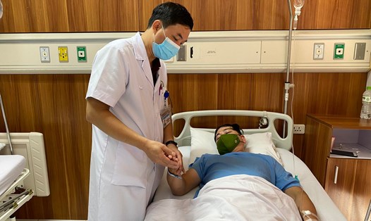 Bác sĩ Hiền khám cho bệnh nhân P.M.C đã được phẫu thuật điều trị chứng tăng tiết mồ hôi tay. Ảnh: Thùy Linh