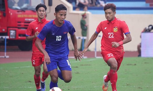 U23 Campuchia (áo xanh) sớm chuẩn bị cho SEA Games 32 bằng việc đá giao hữu với U23 Nhật Bản. Ảnh: Nguyễn Đăng